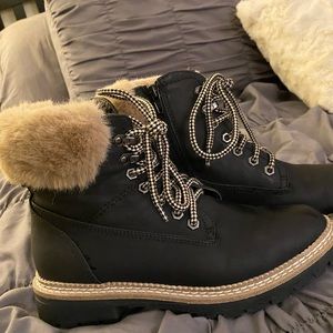Steve Madden ✨ “Faux Fur Trim Bootie”